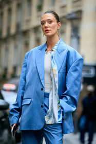 blue jacket, oversize jacket, satin jacket, light blue shirt, satin shirt, printed shirt, satin suits, freckles, golden necklace, golden earrings, chain earrings, chain necklace, dangling earrings, bonanza jewels, stone necklace, strassed necklace, maeva marshall, fashion week, frenchystyle, FW, jonathan paciullo, street style, PFW, PARIS, SPRING SUMMER 2022, SS 22, vertical, atmosphere details, detail