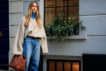 beige sweater, blue denim, blue top, brown bag, denim pants, jeans, leather bag, loewe, trousers, fashion week, frenchystyle, FW, jonathan paciullo, street style, LFW, LONDON, AUTUMN WINTER 2018-2019, AW 18-19, FALL WINTER 2018-2019, FW 18-19, horizontal, atmosphere details, detail, pernille teisbaek