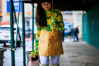 floral, flowers, graphic skirt, green top, leather bag, leather skirt, orange skirt, polka dot, printed skirt, printed top, susie lau, umbrella, vêtements, street style, jonathan paciullo, FW, frenchystyle, fashion week, NYFW, NEW YORK, SPRING SUMMER 2019, SS 19, atmosphere details, horizontal, detail