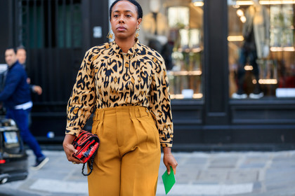 golden earrings, dangling earrings, ethnic printed shirt, camel pants, camel shirt, high waist pants, sequins bag, red bag, PARIS, PFW, SPRING SUMMER 2020, SS 20, fashion week, frenchystyle, FW, jonathan paciullo, street style, horizontal, atmosphere details, detail