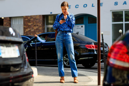 blue denim, blue shirt, bordeaux, brown boots, burgundy, chloé, denim pants, geometric, graphic shirt, jeans, leather bag, leather shoes, printed shirt, red bag, trousers, PFW, fashion week, frenchystyle, FW, jonathan paciullo, street style, PARIS, horizontal, atmosphere details, full length, AUTUMN WINTER 2018-2019, FALL WINTER 2018-2019, FW 18-19, jo ellison