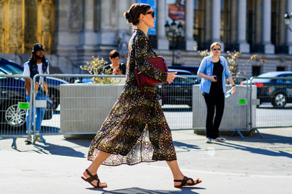 black shoes, bordeaux, burgundy, graphic dress, leather bag, leather shoes, multicolor dress, pleats, printed dress, red bag, sunglasses, fashion week, frenchystyle, FW, jonathan paciullo, street style, PFW, PARIS, horizontal, atmosphere details, full length, AUTUMN WINTER 2018-2019, FALL WINTER 2018-2019, FW 18-19, jo ellison
