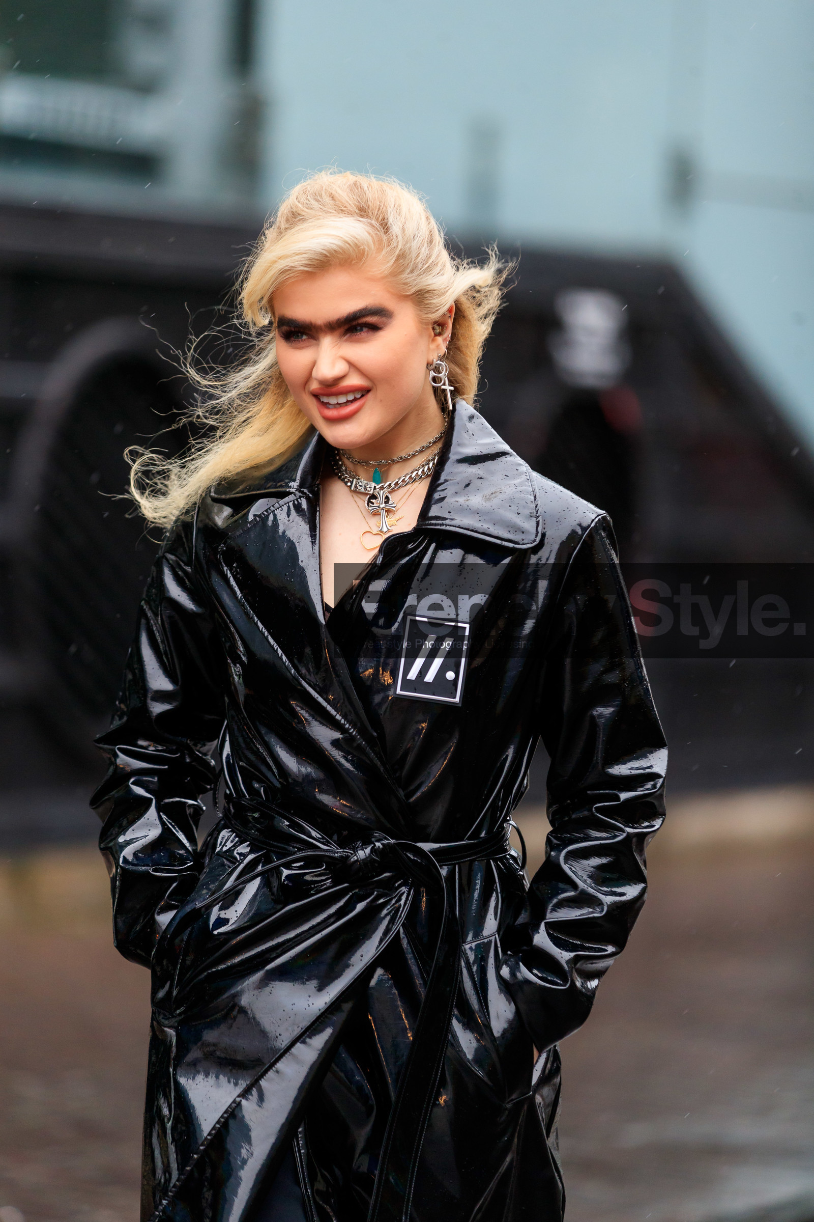 black polish trench coat, silvered choker, silvered necklace, silvered earrings, multi earrings, multi necklace, big eyebrows, fashion week, frenchystyle, FW, jonathan paciullo, street style, LFW, LONDON, AUTUMN WINTER 2020-2021, FALL WINTER 2020-2021, FW 20-21, vertical, atmosphere details, detail