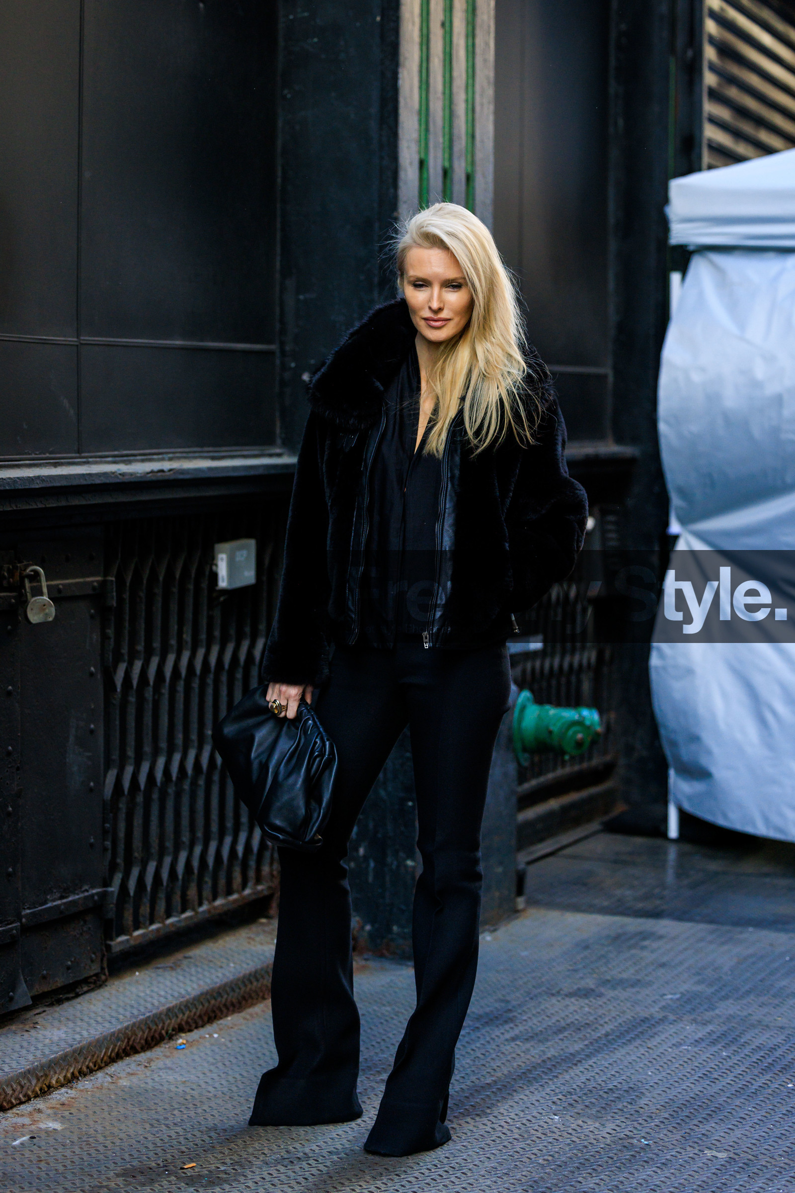 black full look, leather pouch, black pouch, furry jacket, black short coat, furry winter look, black pants, black shirt, kate davidson hudson, fashion week, frenchystyle, FW, jonathan paciullo, street style, NYFW, NEW YORK, AUTUMN WINTER 2022-2023, FALL WINTER 2022_2023, FW 22-23, vertical, full length