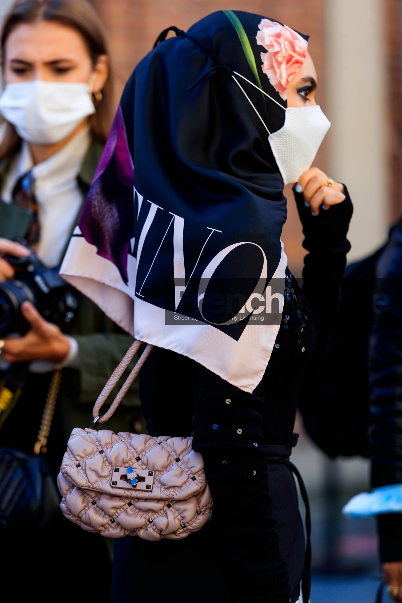 close up detail, bag detail, light pink leather bag, studs bag, valentino bag, valentino scarf, quilted bag, light pink scarf, logo printed scarf, black scarf, hair scarf, floral printed scarf, shoulder bag, silk scarf, covid face mask, street style, jonathan paciullo, FW, frenchystyle, fashion week, MFW, MILAN, SPRING SUMMER 2021, SS 21, vertical, detail