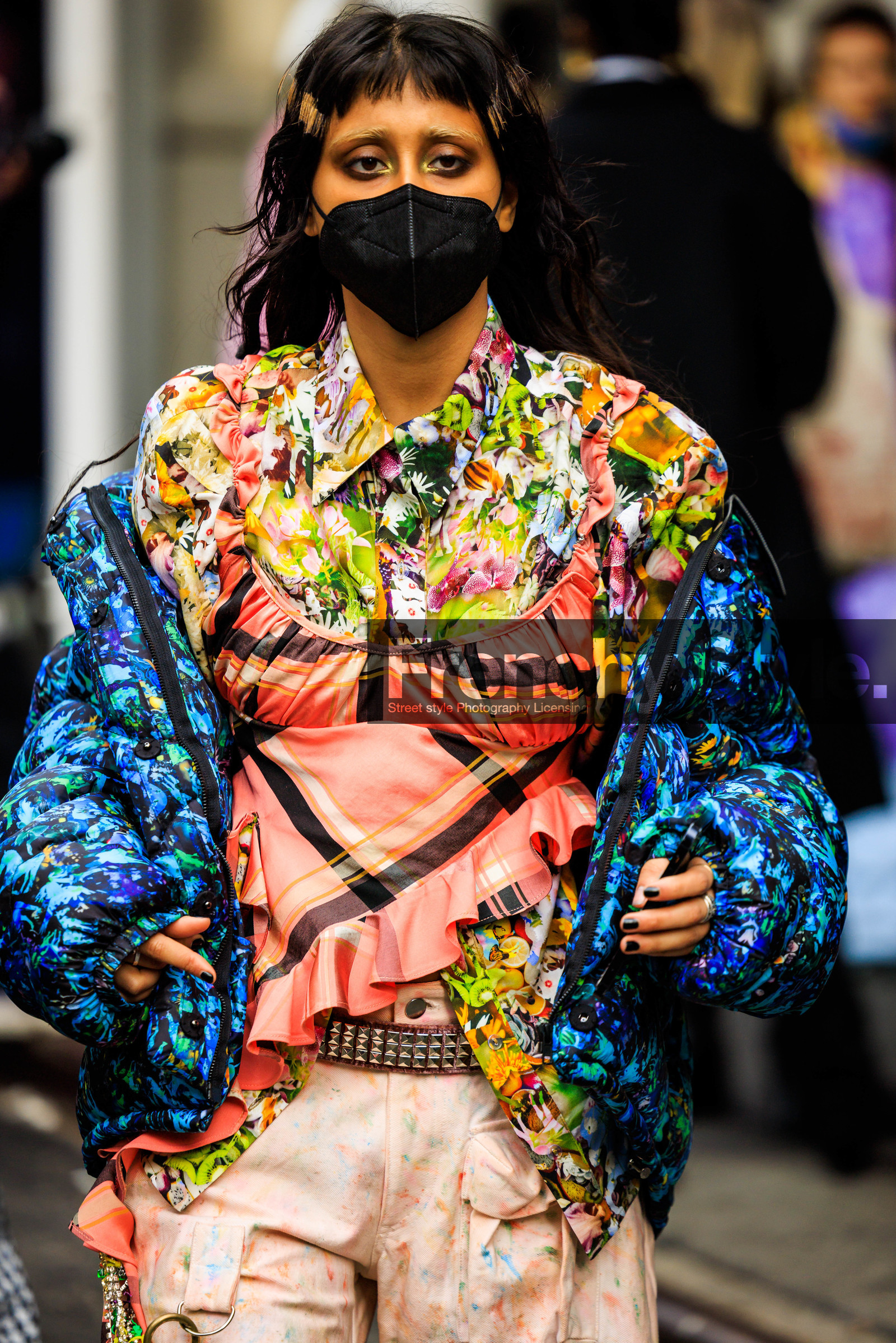 multicolor look, printed jacket, multicolor puffed jacket, puffed winter jacket, puffy blue jacket, corail tank top, ruffled tank top, multiprint shirt, multicolor shirt, rose pale pants, silver belt, fringe hair, punk style, street style, jonathan paciullo, FW, frenchystyle, fashion week, NYFW, NEW YORK, AUTUMN WINTER 2022-2023, FALL WINTER 2022_2023, FW 22-23, vertical, atmosphere details