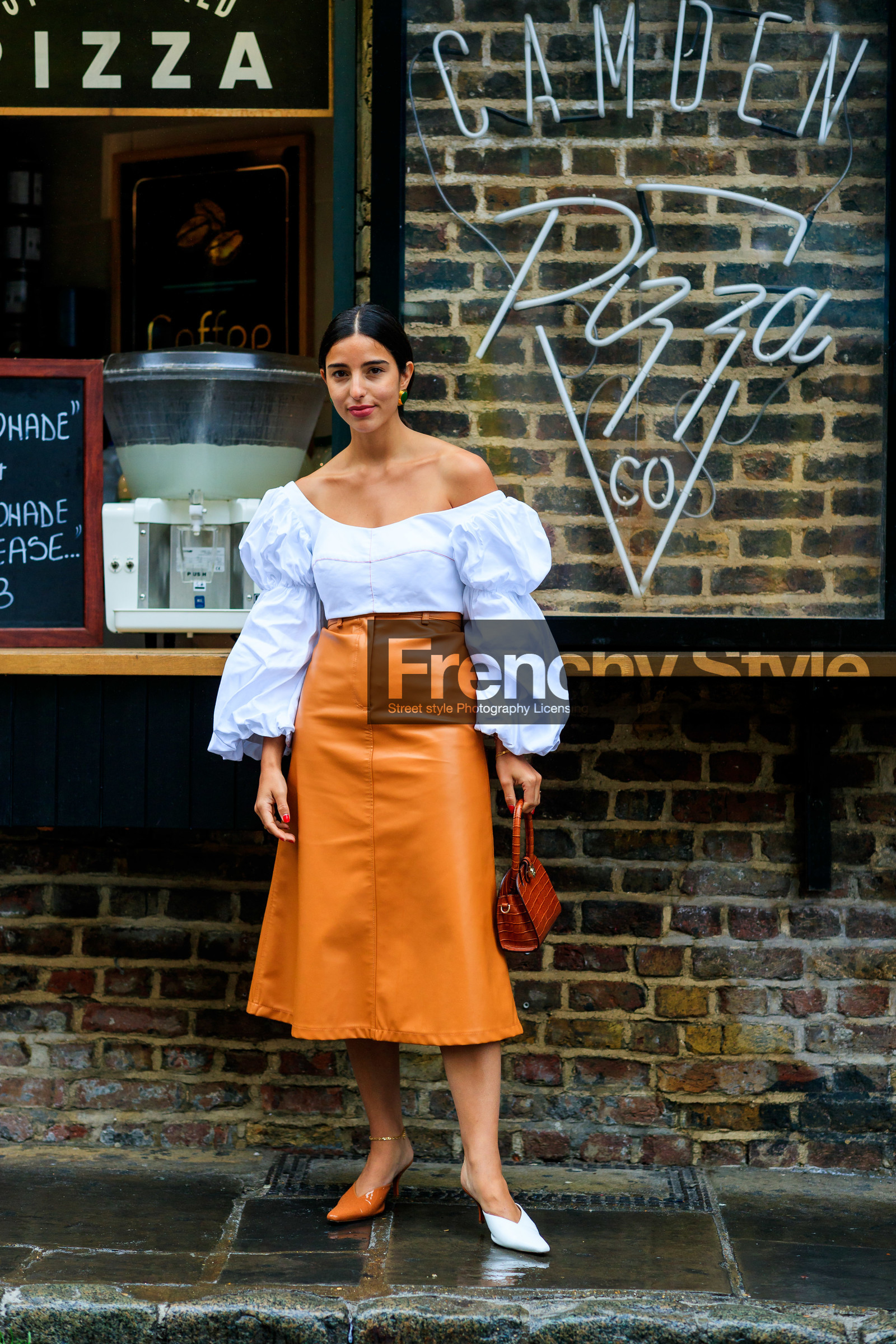 bettina looney, half soulder top, balloon sleeves, long sleeves top, camel skirt, leather skirt, mid long skirt, sharp end shoes, different shoes, white slippers, camel slippers, animal skin bag, hand bag, brown leather bag, ankle bracelet, fashion week, frenchystyle, FW, jonathan paciullo, street style, vertical, full length