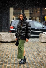 puffy jacket, black jacket, black winter jacket, long braids, olive green pants, black pouch, fashion week, frenchystyle, FW, jonathan paciullo, street style, NYFW, NEW YORK, AUTUMN WINTER 2022-2023, FALL WINTER 2022_2023, FW 22-23, vertical, full length