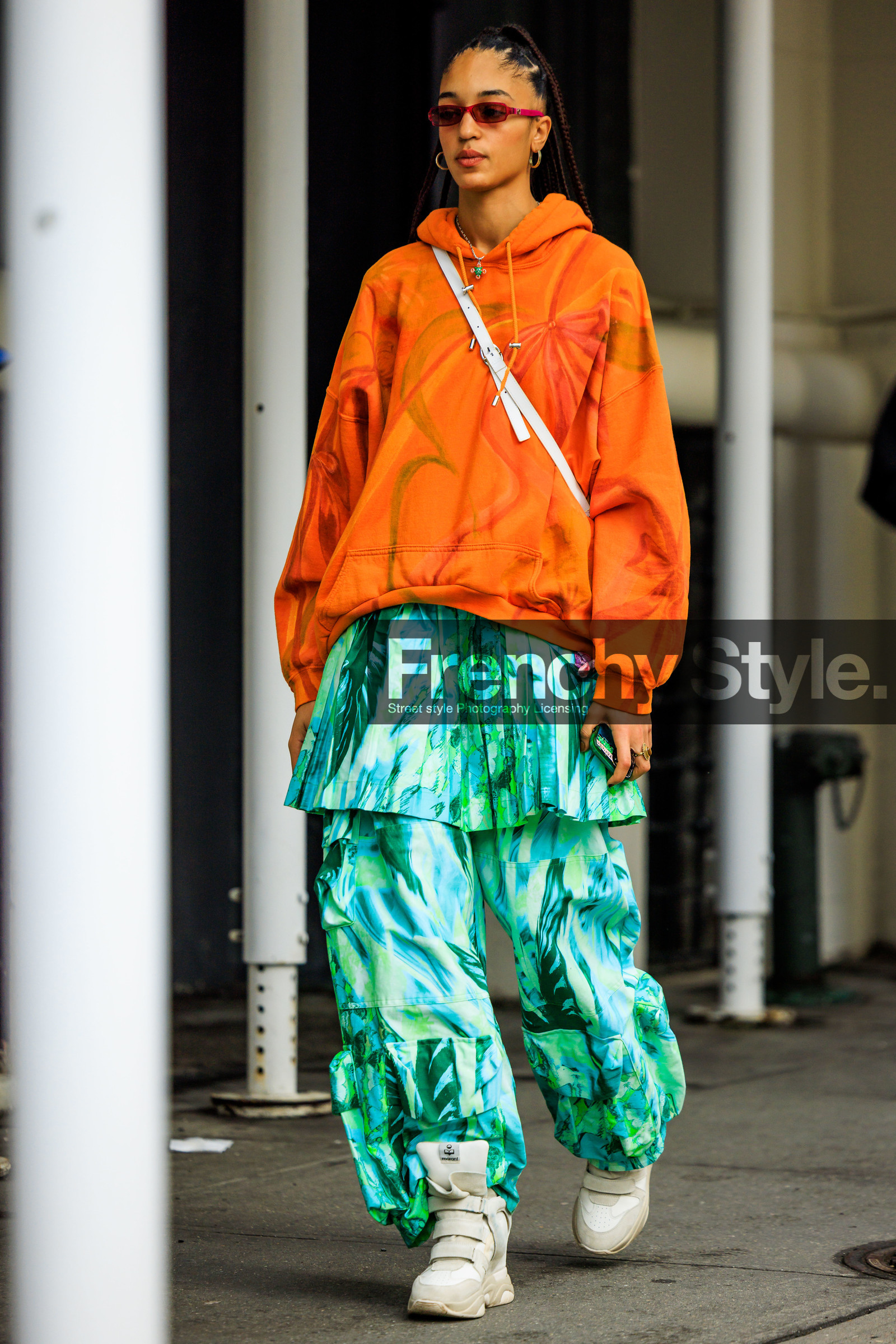 red sunglasses, orange hoodie, crossbody bag, platform sneakers, blacn and white sneakers, belt sneakers, sporty look, cargo pants, blue and green pants, print cargo pants, printed overzised shirt, big golden loops, street style, jonathan paciullo, FW, frenchystyle, fashion week, NYFW, NEW YORK, AUTUMN WINTER 2022-2023, FALL WINTER 2022_2023, FW 22-23, vertical, full length, model
