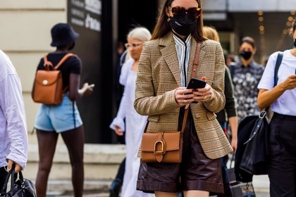 sunglasses, shorts, leather, burgundy, crossbody bag, camel, blazer, fashion week, frenchystyle, FW, jonathan paciullo, street style, SPRING SUMMER 2022, SS 22, LFW, LONDON, horizontal, atmosphere details, detail