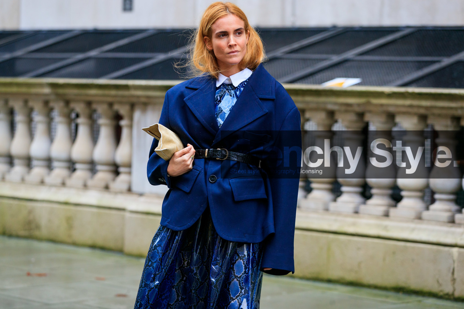 blanca miro scrimieri, navy blue jacket, navy blue dress, plastic dress, animal print dress, belted jacket, animal skin belt, pleated dress, black leather belt, beige suede clutch, loewe bag, fashion week, frenchystyle, FW, jonathan paciullo, street style, LFW, LONDON, AUTUMN WINTER 2020-2021, FALL WINTER 2020-2021, FW 20-21, horizontal, atmosphere details, detail