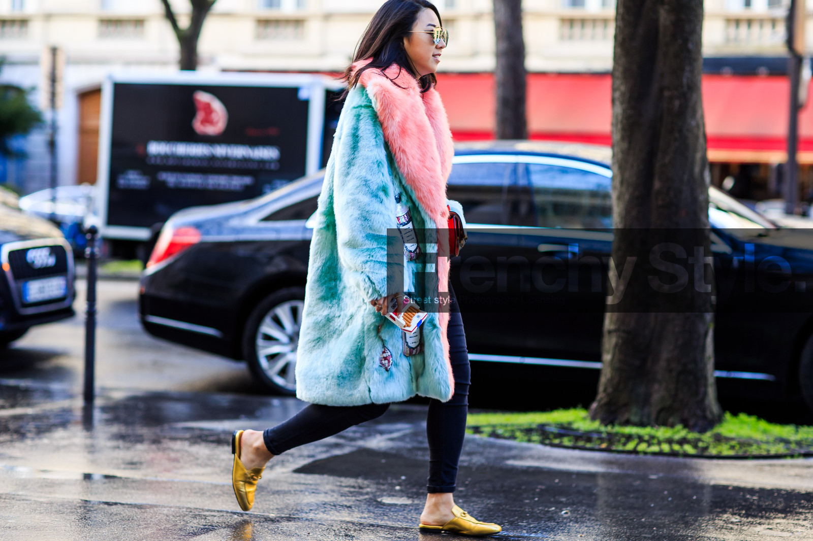 atmosphere details, AUTUMN WINTER 2016-2017, aviator sunglasses, AW 16-17, black leggings, blue coat, blue fur, chloe, FALL WINTER 2016-2017, fashion week, frenchystyle, full length, fur coat, FW, FW 16-17, golden shoes, gucci, horizontal, jonathan paciullo, leather bag, loafers, mini bag, mocassins, PARIS, PFW, pink fur, red bag, red fur, shiny shoes, shiny slippers, street style, sunglasses, trousers, white t shirt, yuwei zhangzou