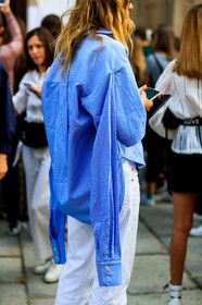 blue shirt, denim pants, ekatrina mukina, jeans, trousers, white denim, street style, jonathan paciullo, FW, frenchystyle, fashion week, MFW, MILAN, SPRING SUMMER 2019, SS 19, vertical, atmosphere details, detail