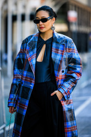 plaid long coat, printed winter coat, blue and red coat, winter look, multicolored coat, black pants, flared pants, prada sunglasses, black sunglasses, black top, big creole, big loops, big loops earrings, paco rabbane handbag, knitted handbag, grey handbag, coperni top, low cut top, fashion week, frenchystyle, FW, jonathan paciullo, street style, NYFW, NEW YORK, AUTUMN WINTER 2022-2023, FALL WINTER 2022_2023, FW 22-23, vertical, atmosphere details