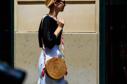 beige bag, black shirt, leather bag, sunglasses, trousers, white pants, wide pants, fashion week, frenchystyle, FW, jonathan paciullo, street style, PFW, PARIS, atmosphere details, horizontal, detail, AUTUMN WINTER 2018-2019, FALL WINTER 2018-2019, FW 18-19, vika gazinskaya