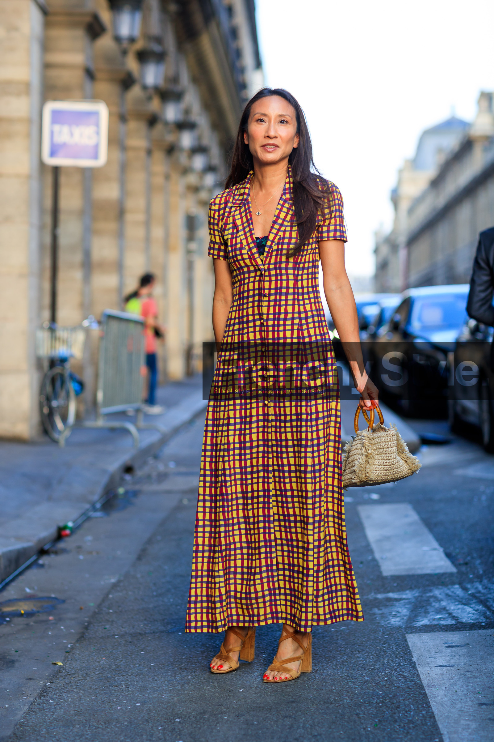 beige bag, camel shoes, checked, graphic bag, graphic dress, high heels, leather bag, leather shoes, plaid, printed bag, printed dress, yellow dress, fashion week, frenchystyle, FW, jonathan paciullo, street style, PFW, PARIS, vertical, full length, AUTUMN WINTER 2018-2019, FALL WINTER 2018-2019, FW 18-19, elizabeth von der goltz