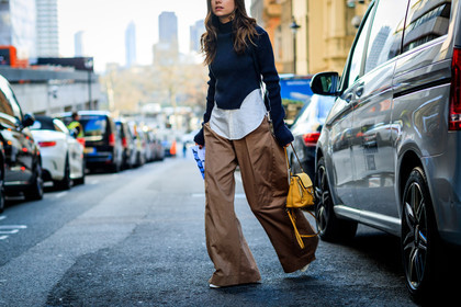 atmosphere details, AUTUMN WINTER 2017-2018, AW 17-18, beige pants, chloe, detail, FALL WINTER 2017-2018, fashion week, florrie thomas, frenchystyle, FW, FW 17-18, horizontal, jonathan paciullo, leather backpack, leather bag, LFW, LONDON, navy sweater, street style, trousers, white shirt, wide pants, yellow bag