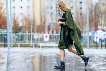 atmosphere details, AUTUMN WINTER 2016-2017, AW 16-17, black boots, cape, FALL WINTER 2016-2017, fashion week, frenchystyle, full length, FW, FW 16-17, green jacket, horizontal, jonathan paciullo, kaki jacket, leather boots, PARIS, PFW, poncho, street style